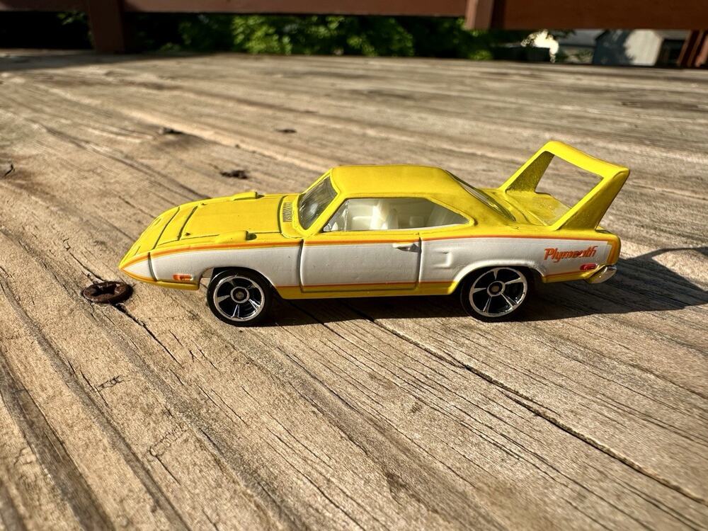 2005 Hot Wheels 1970 Plymouth Superbird Yellow 1:64 Die-cast
